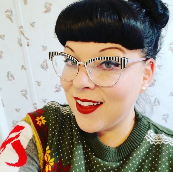 Meet your Posher, Christina - Picture 3 of 3